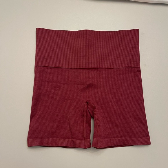Aritzia ribbed 3” burgundy shorts - Picture 1 of 3